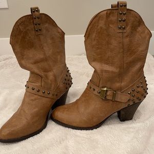 Bindi saddle heeled boot with studs